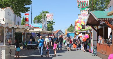 Buntes Markttreiben beim Uchter Maifest Buntes Markttreiben beim Uchter Maifest