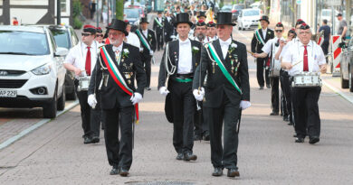Feiern wie früher – Bürgerschützenfest Petershagen wieder an der Deichmühle Feiern wie früher – Bürgerschützenfest Petershagen wieder an der Deichmühle
