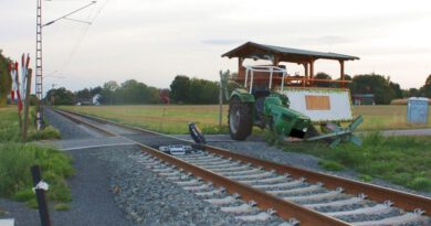 Traktorgespann mit Ausflüglern kollidiert mit Eurobahn