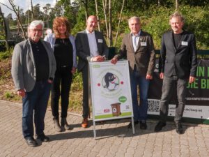 Die Referenten mit dem „Mauli“-Jubiläumsplakat (von links): Jürgen Striet (damaliger Dezernent und AML-Werkleiter), Cornelia Franke-Röthemeyer (Umweltberaterin, Verbraucherzentrale Minden), Henning Schreiber (Geschäftsführer KAVG), Wilfried Buhre (Leitung Biologische Abfallbehandlung KAVG), Michael Schneider (VHE). Vor dem Foto abgereist: Landrat Ali Doğan und Prof. Klaus Gellenbeck (INFA). Foto: privat