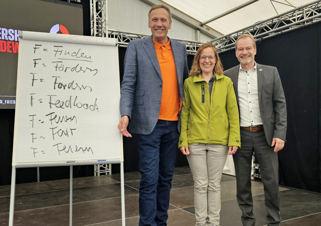 Begeisterungsexperte Ralf Strupat, Evelyn Hotze (Stabsstelle Stadtmarketing), Bürgermeister Dirk Breves (von links) beim dritten Unternehmer-Frühstück.