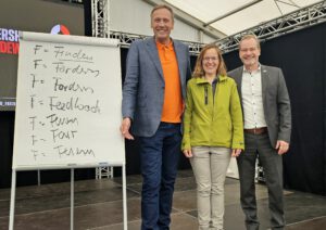 Begeisterungsexperte Ralf Strupat, Evelyn Hotze (Stabsstelle Stadtmarketing), Bürgermeister Dirk Breves (von links) beim dritten Unternehmer-Frühstück.