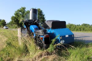 Das Motorrad mit Beiwagen kollidierte mit einer Blitzeranlage. Foto: Polizei Minden-Lübbecke