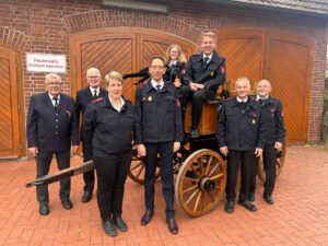 Die Chronik-Macher in Meßlingen: Joachim Musiol, Heinrich Busse, Luisa Liss, Andreas Fenn, Sarah Büsching, Karsten Schröder, Heinrich Franke und Frank Fohsel (von links). Foto: privat