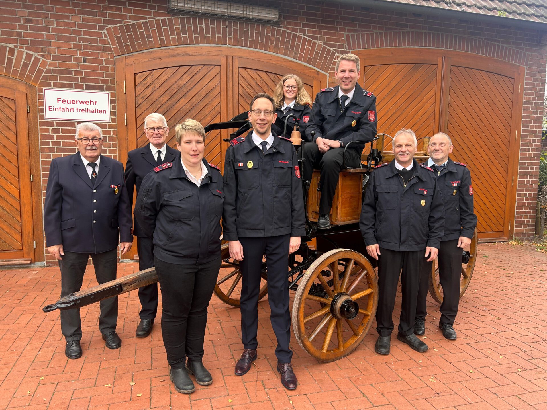 Die Chronik-Macher in Meßlingen: Joachim Musiol, Heinrich Busse, Luisa Liss, Andreas Fenn, Sarah Büsching, Karsten Schröder, Heinrich Franke und Frank Fohsel (von links). Foto: privat