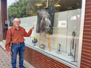 Hans-Joachim Kubos stellt aktuell Glaskunst und Fotografie aus. Foto: Krischi Meier