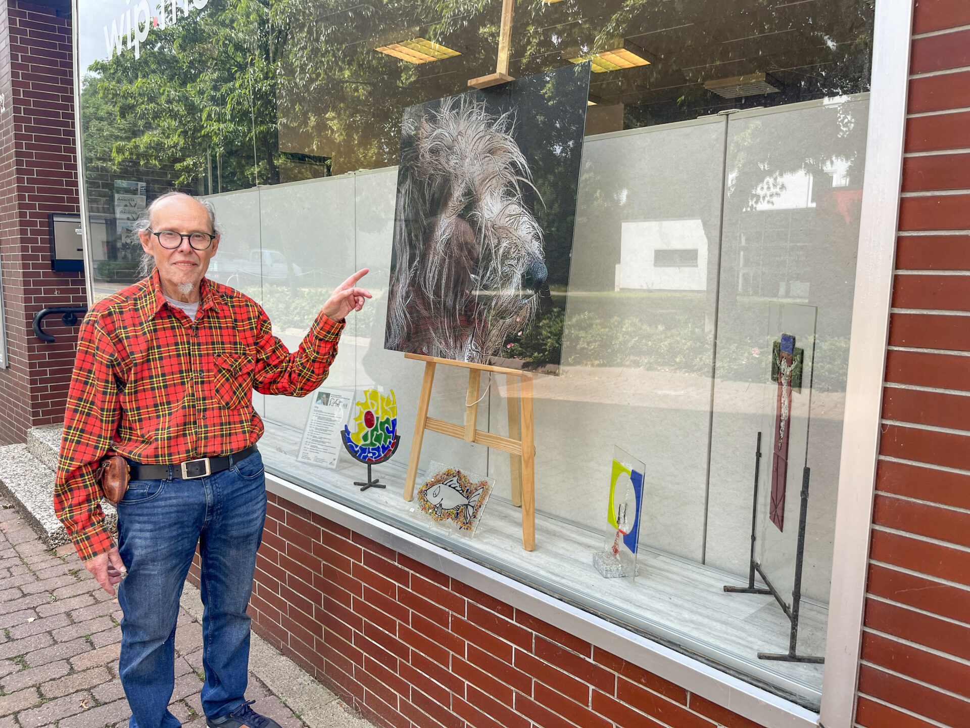 Hans-Joachim Kubos stellt aktuell Glaskunst und Fotografie aus. Foto: Krischi Meier