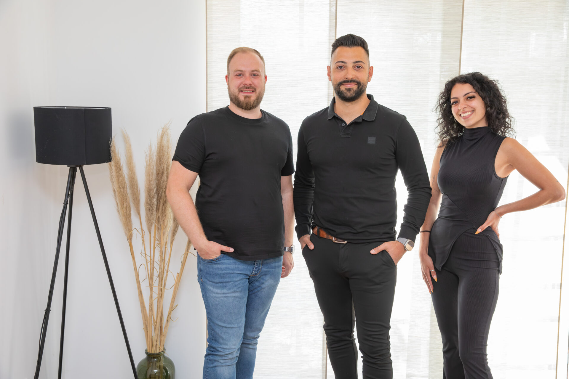 Das Team der LVM in Lahde: Kevin Lemke, Agenturinhaber Gabriele Cossari und Ilena Colelli. Foto: Krischi Meier