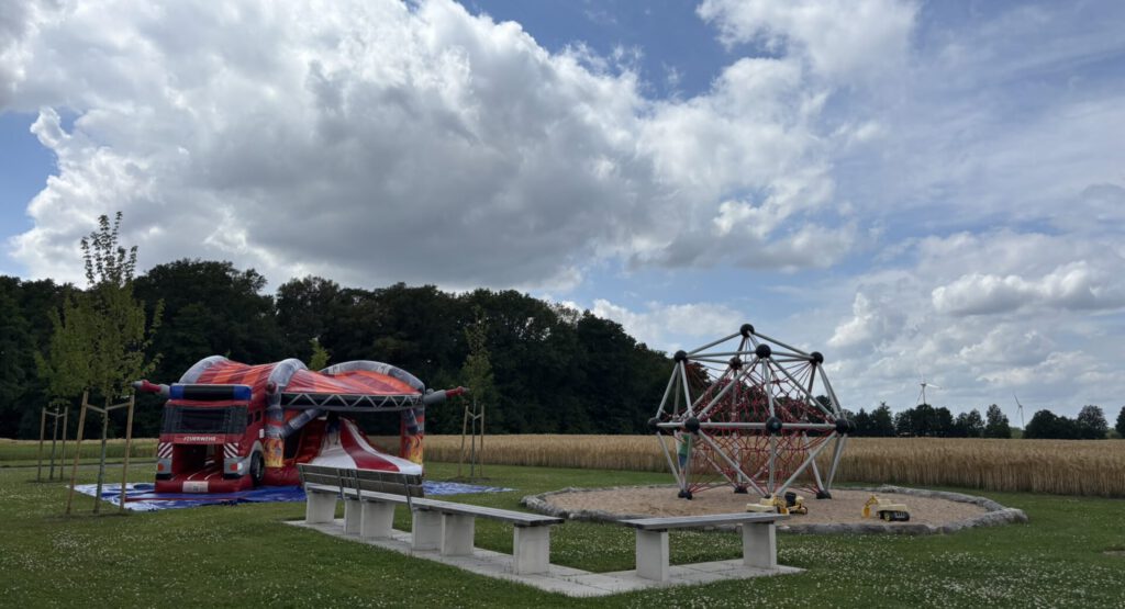 Auch neue Spielgeräte für die Kids wurden angeschafft. Zur offiziellen Einweihung des Dorfplatzes wurde in Jenhorst auch eine Hüpfburg aufgebaut. Foto: Jessica Höffner