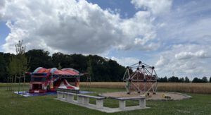 Auch neue Spielgeräte für die Kids wurden angeschafft. Zur offiziellen Einweihung des Dorfplatzes wurde in Jenhorst auch eine Hüpfburg aufgebaut. Foto: Jessica Höffner