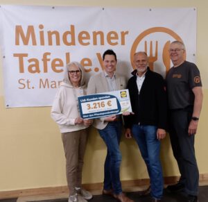 Angelika Isenberg (Schriftführerin Mindener Tafel), Matthias Neisemeier (Vertrauensperson Lidl Paderborn, Michael Aldag (1. Vorsitzender Mindener Tafel) und Friedrich Plöger (2. Vorsitzender Mindener Tafel). Foto: privat