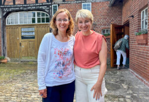 Moderatorin Sabine Heinrich (r.) zusammen mit Evelyn Hotze. Foto: ddm