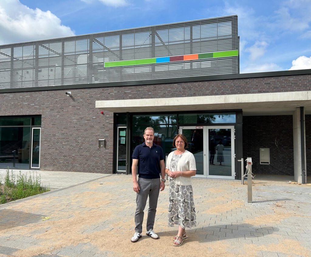 Bürgermeister Dirk Breves und Bianca Winkelmann vor der neuen Weser-Halle in Lahde. Foto: privat
