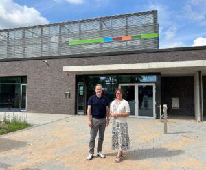 Bürgermeister Dirk Breves und Bianca Winkelmann vor der neuen Weser-Halle in Lahde. Foto: privat
