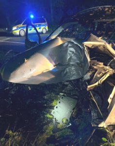 Glück im Unglück hatte der 21-jähriger Fahrer - er wurde bei diesem Unfall nur leicht verletzt. Foto: Polizei Minden-Lübbecke