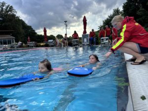 Schwimmausbildung der DLRG im Freibad Uchte.