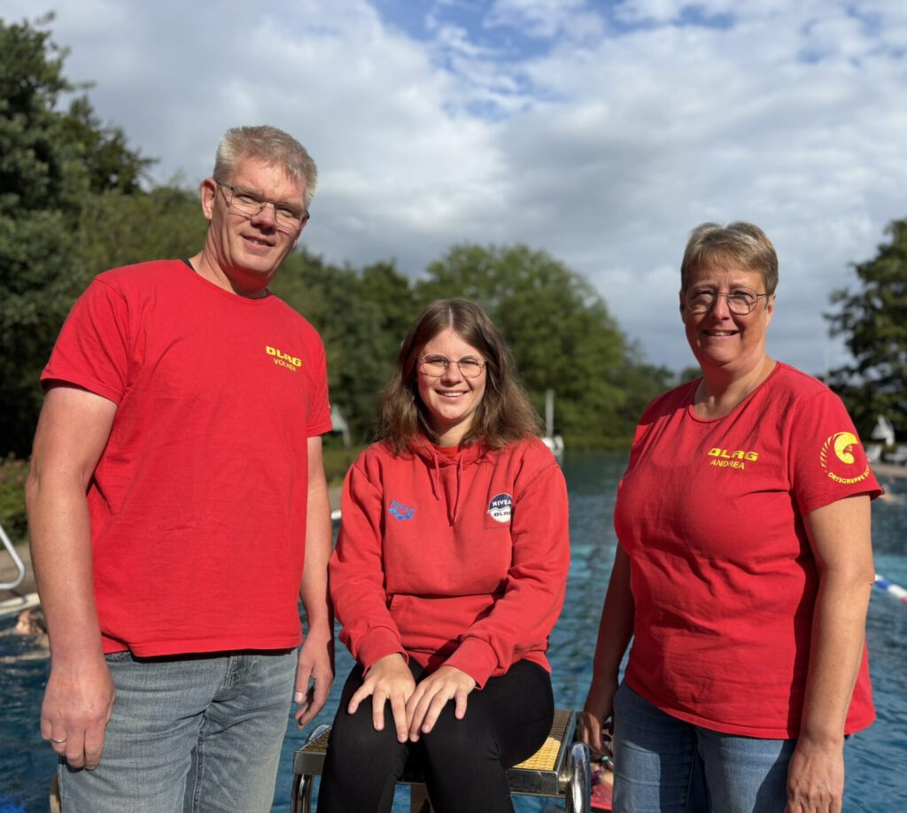 Volker Barg (Technischer Leiter), Lara Lückemeier (Jugendvorsitzende) und Andrea Weking (Vorsitzende, von links) von der DLRG Ortsgruppe Uchte. Foto: Jessica Höffner