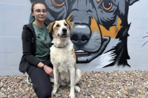 Ayleen Austmann, Tierheimleiterin in Minden, mit Hündin Nina. Foto: Jessica Höffner