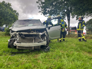 Ein Auto mit einem Unfallschaden vorne.