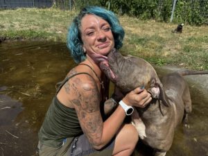 Megan Foster, Tierheimleiterin in Drakenburg, mit Hündin Kimba. Foto: Jessica Höffner
