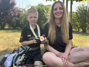 Thore Dreikorn mit Mutter Ramona, die gleichzeitig seine Trainerin ist. Foto: Jessica Höffner