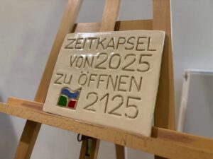 Diese Tafel soll in 100 Jahren an die Freilegung der "Zeitkapsel" erinnern. Foto: Jessica Höffner
