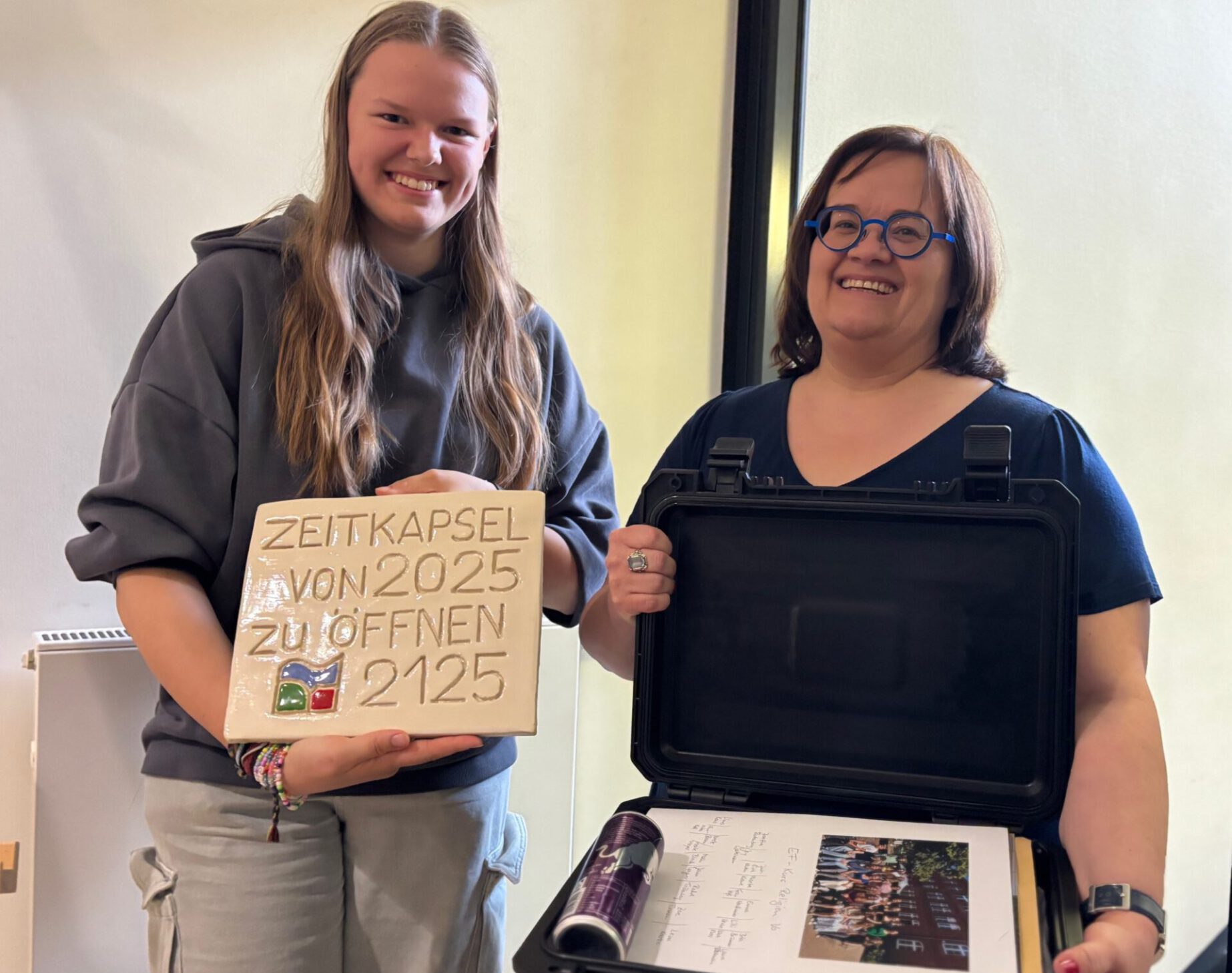Schülerin Rahel Trölenberg und Lehrerin Kristina Voß mit der "Zeitkapsel". Foto: Jessica Höffner