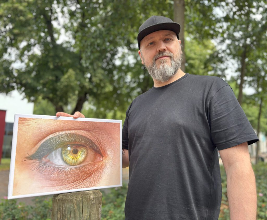 Die Schönheit liegt im Auge: Künstler Artur Wiens zeigt einen Teil seiner Werke im Schaufenster des Petershäger Anzeigers. Foto: Jessica Höffner