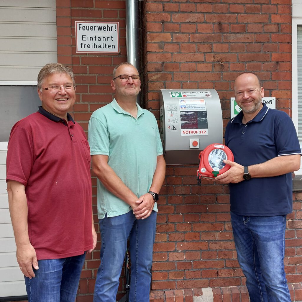 Bernd Heumann (rechts) hat den Defibrillator an Stephan Rösener (Mitte) und Ortsbürgermeister Jürgen Nahrwold übergeben. Foto: privat