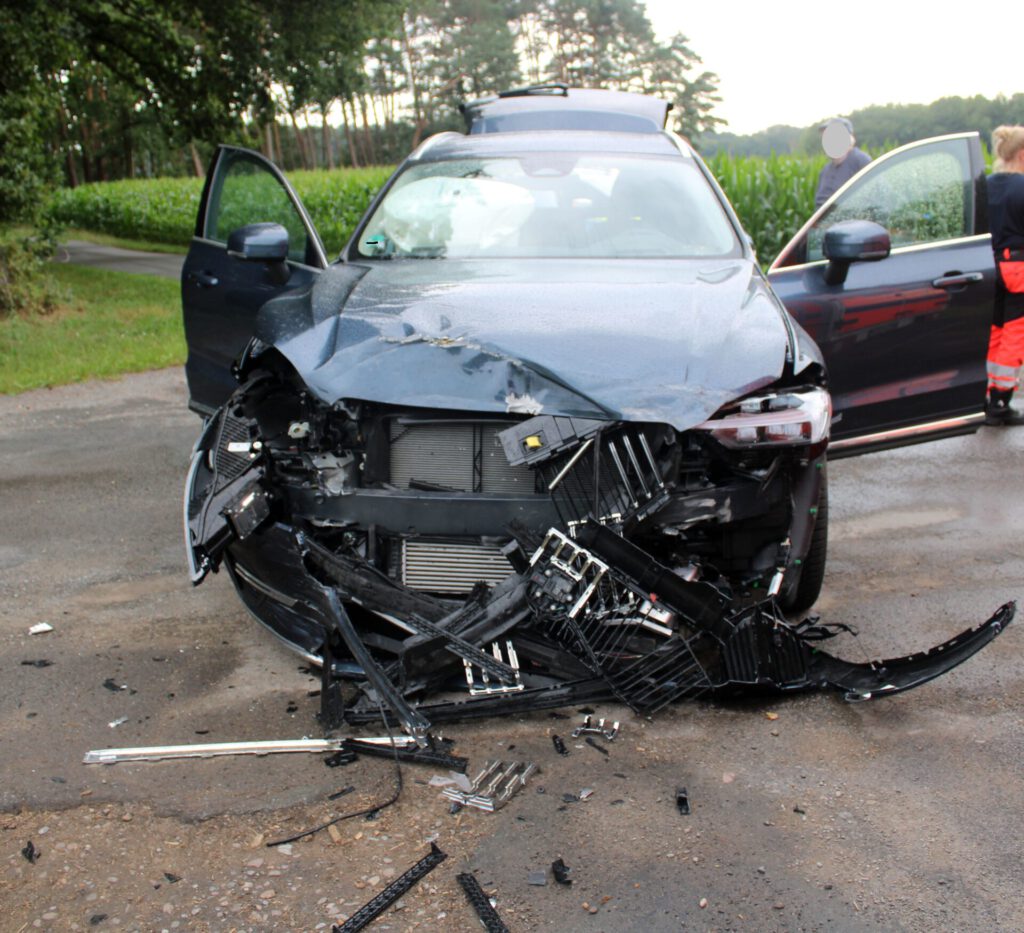 Der Volvo kollidierte mit einem querenden Auslieferungswagen. Foto: Polizei Minden-Lübbecke
