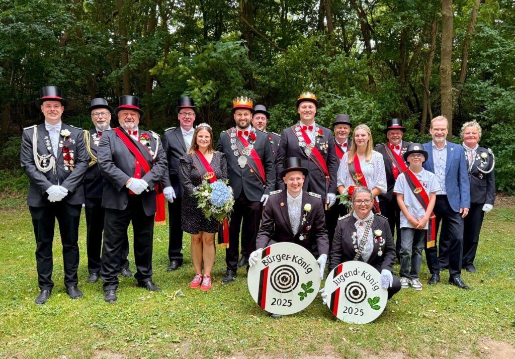 Gruppenfoto von Personen, die beim Schützenfest erfolgreich waren.