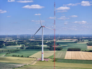 Das Windrad zusammen mit dem Windmessmast. Foto: Dietmar Meier