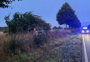 Nach dem Unfall wurde das Auto unter dem Baum "begraben". Foto: Polizei Minden-Lübbecke
