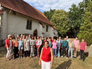 Julia Borchert (im Vordergrund) mit dem neu gegründeten Kirchenchor Heimsen. Foto: Jessica Höffner