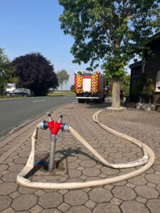 4000 Liter Wasser kann dieses Feuerwehrfahrzeug transportieren. Ein Pendelverkehr wurde eingerichtet. Foto: Krischi Meier
