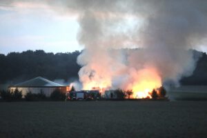 Ein Heulager brennt auf dem Hof Klanhorst. Foto: Krischi Meier