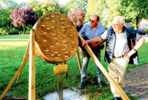 Die Eichen-Geschichtsscheibe wurde im Meßlingen aufgestellt. Foto: pr