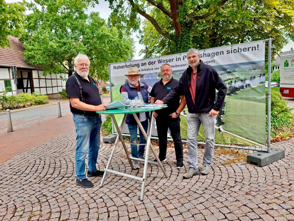 Fritz Altvater (v.l.), Ulrich Lange, Frank Heitmann und Heiner Müller auf dem Wochenmarkt in Petershagen. Foto: privat