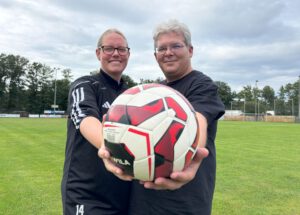 Betreuerin Nadine Schröder und SG-Coach Dirk Hromniak freuen sich auf die Saison in der Bezirksliga. Foto: Jessica Höffner