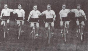 Die erste 6er-Kunstfahrgruppe des Radsportvereins Halle: Gerhard Teschner, Oskar Wilde, Herbert Peter, Heinz Gerth, Günter Straube und Herbert Teschner (von links). Foto: privat