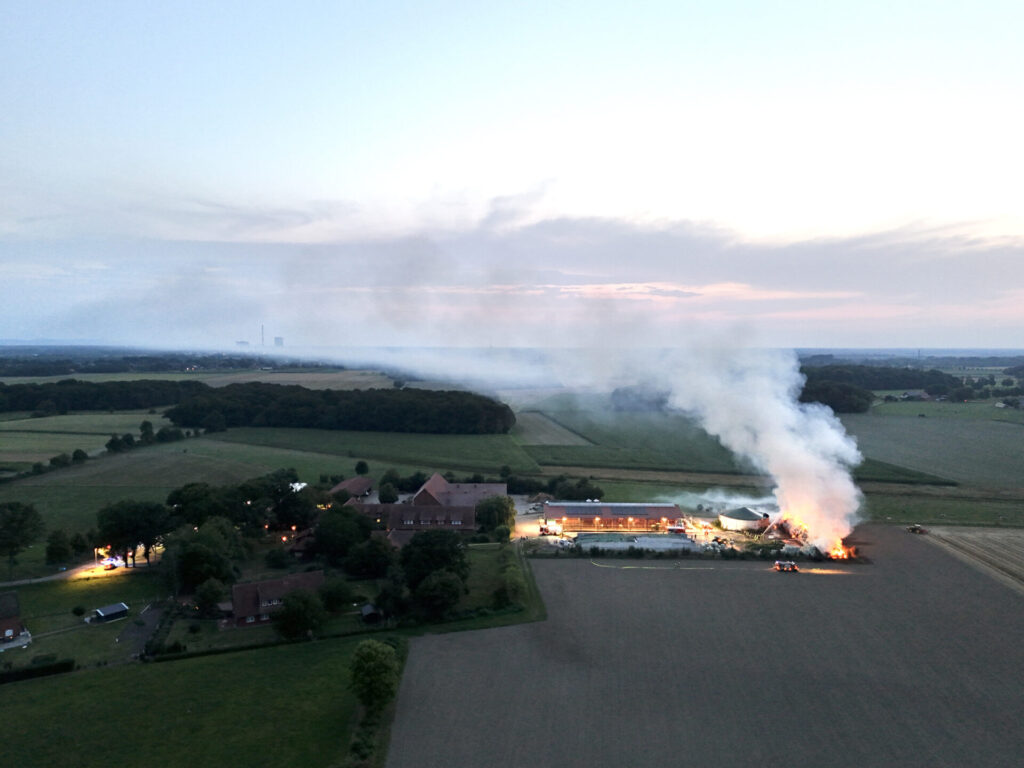 Ein Heulager brennt auf dem Hof Klanhorst. Foto: Krischi Meier