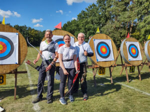 Die erfolgreichen Meßlinger Bogenschützen (von links): Stefan Strübe, Annika Richter und Frank Nahrwold. Foto: privat