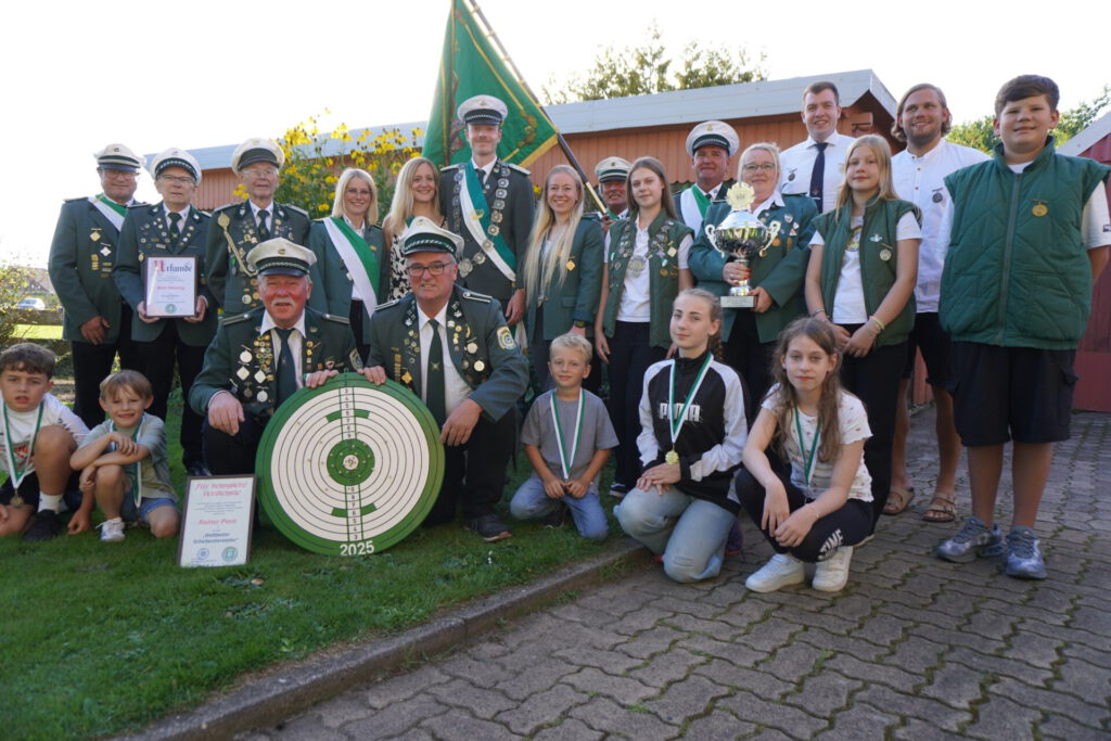 Die Könige und Geehrten beim Schützenfest in Raderhorst. Foto: privat