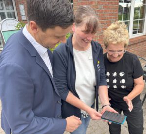 Patrik Kasparak (bkk melitta), Tina Hägermann-Ihlo (bkk melitta) und Jutta Niemann (CDU Senioren-Union; von links) schauen sich die ePA-App noch einmal genauer an. Foto: Jessica Höffner