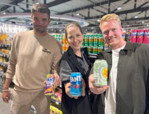 Hippe Drinks für die Kids: Manuel Sasse (Geschäftsführer, links), Marktleiterin Angelika Peters und Jannis Röthemeier (Geschäftsleitung) im neuen Edeka Röthemeier in Petershagen. Foto: Jessica Höffner