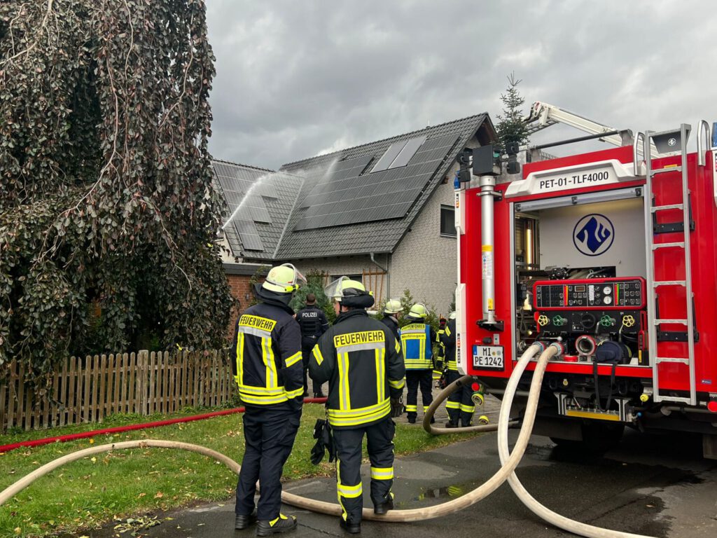 In Eldagsen brennt im Dachgeschoss eines Wohnhauses eine Küche. Foto: Alana Wiegmann/Feuerwehr