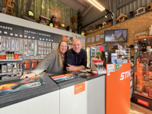 Kerstin und Michael Kruse feiern mit Kruse Gartentechnik das zehnjährige Bestehen. Foto: Jessica Höffner