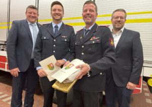 Samtgemeindebürgermeister Rüdiger Kaltofen mit Tom Reinking, neuer stellvertretender Gemeindebrandmeister, Marco Gehrking (Ehrenortsbrandmeister) und Daniel Barg (Samtgemeinderat; von links). Foto: Jessica Höffner