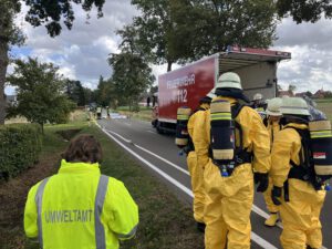 Kräfte der Feuerwehr in Schutzanzügen bereiten sich auf den Einsatz vor, der von dem Umweltamt begleitet wird. Foto: Krischi Meier