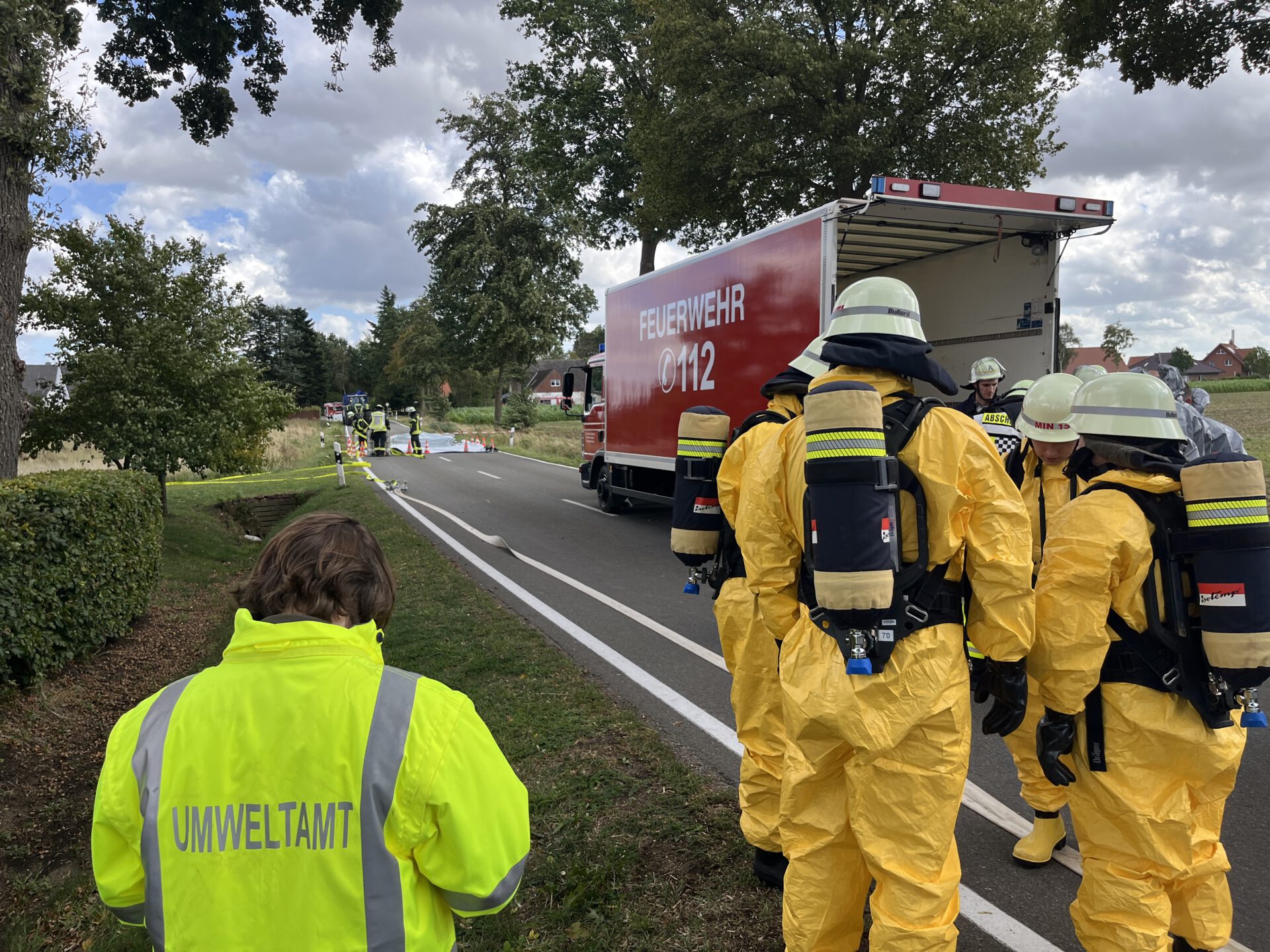 Kräfte der Feuerwehr in Schutzanzügen bereiten sich auf den Einsatz vor, der von dem Umweltamt begleitet wird. Foto: Krischi Meier